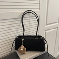 Mini borsa a tracolla nera in finta pelle di pecora con ciondolo a mostro marrone - Con Ciondolo / Nero