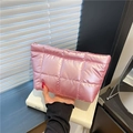 Chique roze gewatteerde clutch van donsstof met glanzende metallic afwerking - Roze