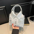 Bolso de mano plateado con forma de camisa, correa ajustable y acabado metálico elegante - Plateado