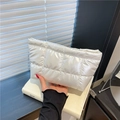 Chique witte gewatteerde clutch met parelmoerglans in een moderne minimalistische stijl - Wit
