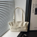 Minimalistische beige Leder-Einkaufstasche mit verstellbaren Riemen am Fenster - Weiß