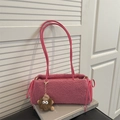 Mini borsa a tracolla in peluche rosa con spalline sottili e ciondolo mostro - Con Ciondolo / Rosa