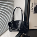 Minimalistische schwarze Lackleder-Tote Bag mit silbernen Ösen für den Büroalltag - Schwarz