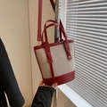 Elegante bolso cubo de cuero sintético rojo y lona blanco roto con asa en contraste - Rojo