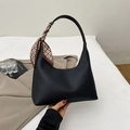 Borsa hobo minimalista in pelle martellata nera con manico decorato da foulard - Nero