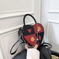 Bolso bandolera en forma de corazón con motivos de póker en acabado lacado rojo y negro - Negro