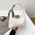 Borsa a mano bianca in pelle martellata con manico a foulard di seta e chiusura a zip - Bianco