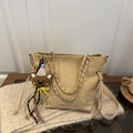 Khaki suède bucket bag met stijlvolle metalen ketting en schattige beer hanger - Klein / Met Hanger / Duin Beige