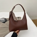 Borsa a mezzaluna in pelle marrone scuro con motivo litchi e foulard di seta - Marrone