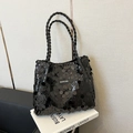 Modische schwarze Pailletten-Tragetasche mit geflochtenen Griffen und Logo-Patch - Schwarz