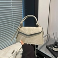 Minimalistische beige Umhängetasche mit Steintextur und einzigartigem Knotendetail am Griff - Grün