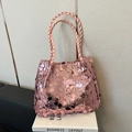 Schicke hellrosa Pailletten-Eimertasche mit geflochtenen Griffen und Logo-Lederetikett - Rosa