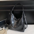 Vielseitige schwarze große Shopper-Tasche aus glänzendem PU-Leder mit Schnallen - Mit Anhänger / Schwarz