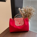 Borsa tote in denim rosso con patta a quadretti e manici in perline colorate - Rosso