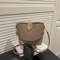Secchiello minimalista in pelle marrone con chiusura a cuore dorata e tracolla regolabile - Cachi