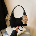 Bolso tipo dumpling negro mate con colgante de osito y collar de perlas - Con Colgante / Negro