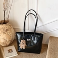 Borsa tote nera minimalista in ecopelle da donna con un grazioso portachiavi a forma di orsetto - Con Ciondolo / Nero
