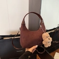 Bolso de ante marrón oscuro con asa de cuero y un lindo colgante de cachorro de peluche - Con Colgante / Marrón