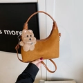 Bolso media luna marrón de ante sintético con asa, bandolera y colgante de osito - Con Colgante / Marrón
