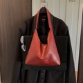 Große burgunderrote Hobo-Tasche aus Kunstleder mit Vintage-Textur am Kleiderbügel - Rot