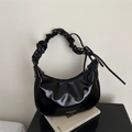 Bolso hobo de charol negro en forma de media luna con asa plisada y elegante detalle de lazo - Negro