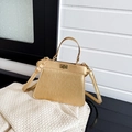 Schicke Handtasche mit goldener Krokodilprägung, Metalldrehverschluss und dünnem Riemen - Gold
