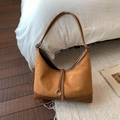 Καφέ vintage hobo τσάντα από ματ δέρμα με διακοσμητικό ασημένιο μεταλλικό δαχτυλίδι - Καφέ