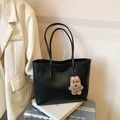 Minimalistische schwarze Tote Bag aus Kunstleder mit Schultergurten und Bärenanhänger - Mit Anhänger / Schwarz
