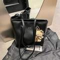 Grande borsa tote nera in ecopelle testurizzata con un portachiavi di peluche gatto leopardato - Con Ciondolo / Nero
