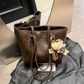 Borsa tote marrone vintage in pelle con ciondolo gatto per il pendolarismo quotidiano - Con Ciondolo / Marrone