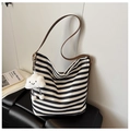 Dettaglio borsa tote in tela a righe con tracolla in pelle e ciondolo a nuvola - Blu scuro