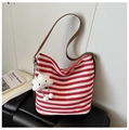 Dettaglio della borsa hobo in tela a righe rosse con tracolla in pelle e charm nuvola - Rosso