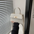 Mini borsa quadrata bianco avorio con trama intrecciata, chiusura dorata e tracolla sottile - Bianco