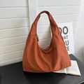 Minimalist large capacity caramel tote bag with wide strap and zip closure - Brown