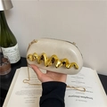 Elegante bolso de noche crema con textura ondulada y cadena dorada elegante - Blanco Roto