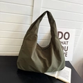 Minimalistische grote shopper in donker olijfgroen nylon met een brede schouderband - Legergroen