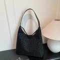 Borsa a tracolla hobo nera con stampa leopardata in pregiato velluto felpato - Nero