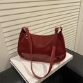 Bolso de hombro para mujer en charol granate brillante con diseño minimalista de media luna - Rojo