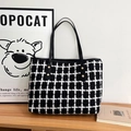 Sac fourre-tout en toile à damier noir et blanc avec bretelles en cuir et rivets dorés - Noir