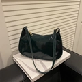 Bolso de hombro baguette minimalista en charol verde oscuro con un acabado brillante - Verde