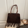 Dunkelbraune Boho-Fransentasche mit geflochtenem Griff und Vintage-Wildlederdetails - Braun