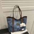 Blaue Denim-Tragetasche mit braunen Ledergriffen und weißem Wolkenanhänger-Accessoire - Mit Anhänger / Blau