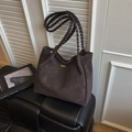 Bolso tote de ante marrón oscuro con asas trenzadas y detalle de logo dorado - Marrón