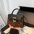 Mini borsa leopardata con chiusura a scatto dorata e manico in pelle nera - Nero