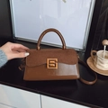 Vintage bruine leren crossbodytas met matte klep en een gouden S-vormige metalen gesp - Bruin