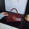 Retro bordeauxrode handtas van suède en leer met vintage metalen gesp en handvat - Rood
