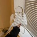 Borsa a mano trapuntata bianca con dettagli dorati e tracolla rimovibile versatile - Bianco
