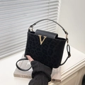 Elegante schwarze Handtasche mit Leopardenmuster, Gold-V-Verschluss und Schultergurt - Schwarz