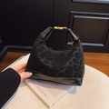 Schicke Schultertasche in Schwarz mit Leopardenmuster, Goldschnalle und Logo-Prägung - Schwarz