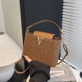 Braune Handtasche mit Leopardenmuster, Metall-V-Detail und verstellbarem Gurt - Braun